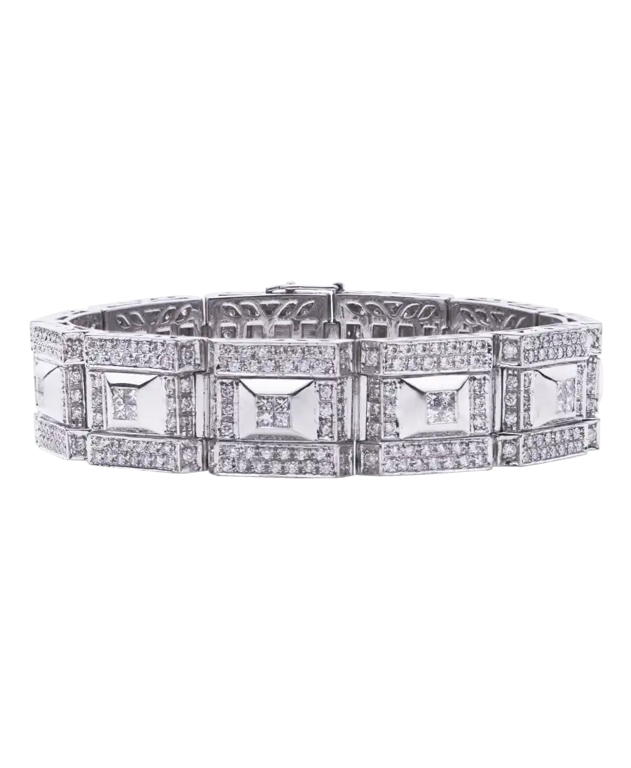 سوار مع ماسات بيضاء من الذهب الأبيض عيار 18 قيراط. متوفر لدى VIRTU LUXURY.