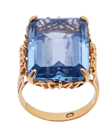 خاتم أكوامارين ملكي من الذهب الأصفر عيار 18 قيراط. متوفر لدى VIRTU LUXURY.