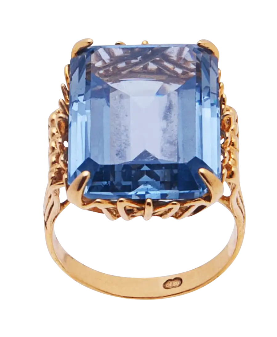 خاتم أكوامارين ملكي من الذهب الأصفر عيار 18 قيراط. متوفر لدى VIRTU LUXURY.