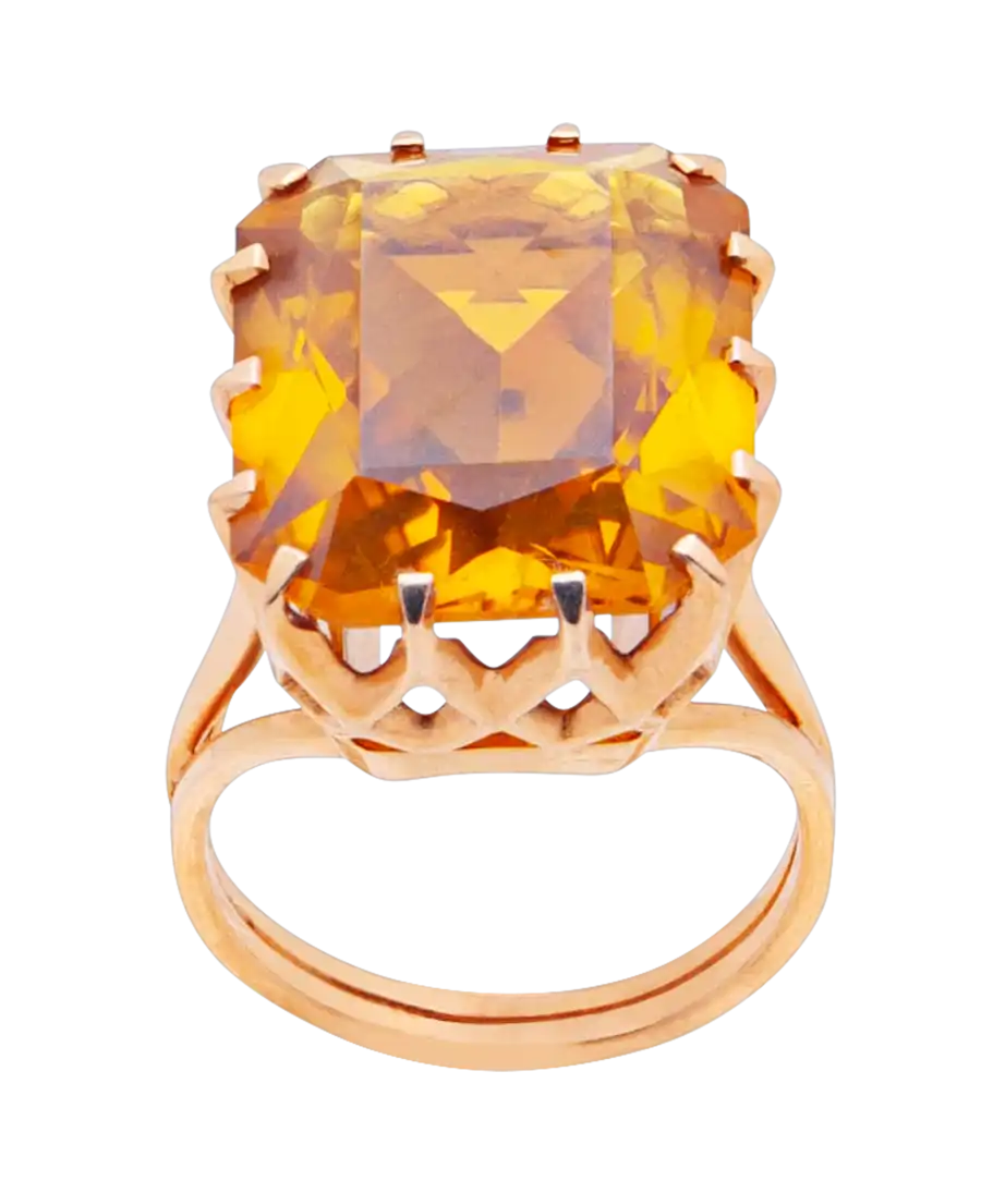 خاتم CITRINE ROYALE من الذهب الأصفر عيار 18 قيراطاً مع 14 مخلباً. متوفر لدى VIRTU LUXURY. خاتم CITRINE ROYALE من الذهب الأصفر عيار 18 قيراطاً مع 14 مخلباً. متوفر لدى VIRTU LUXURY.