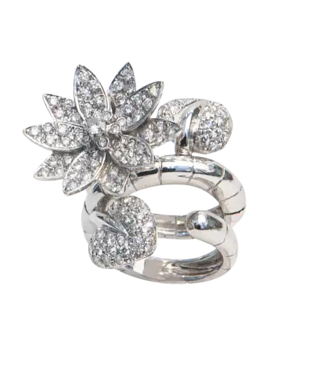 La bague SOUPLESSE scintille de mille feux avec ses diamants