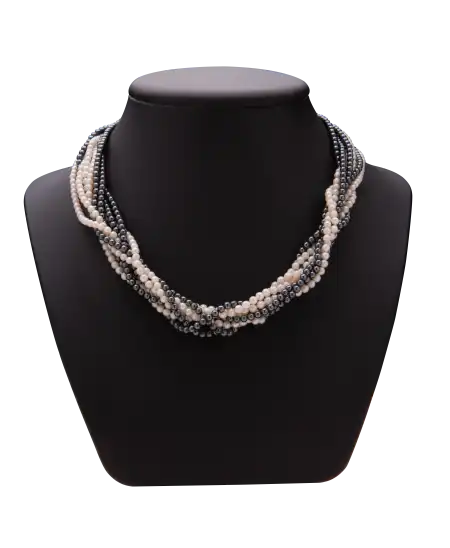Collier Prestige Multi-Rangs avec ses perles noires et blanches. Disponible chez VIRTU LUXURY.