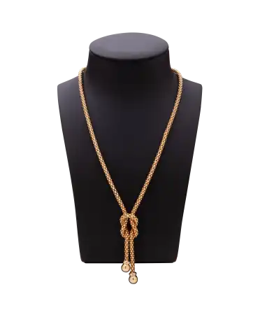 قلادة حراشف الأجراس من الذهب الأصفر عيار 18 قيراطًا. متوفرة لدى VIRTU LUXURY.