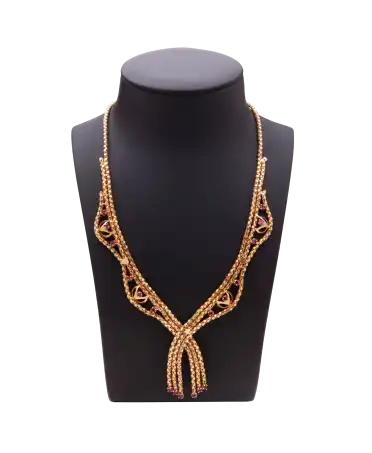 قلادة روبي آرت ديكو من الذهب الأصفر عيار 18 قيراط مع نقش زخرفي. متوفرة لدى VIRTU LUXURY.