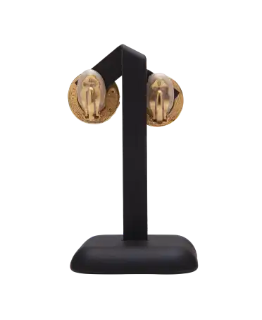 Boucle d'Oreille plaqué Or jaune de la maison Chanel. Disponible chez VIRTU LUXURY.