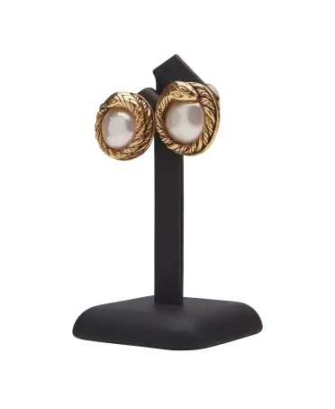 Bouton d'Oreille plaque Or jaune avec Perles. Disponible chez VIRTU LUXURY.