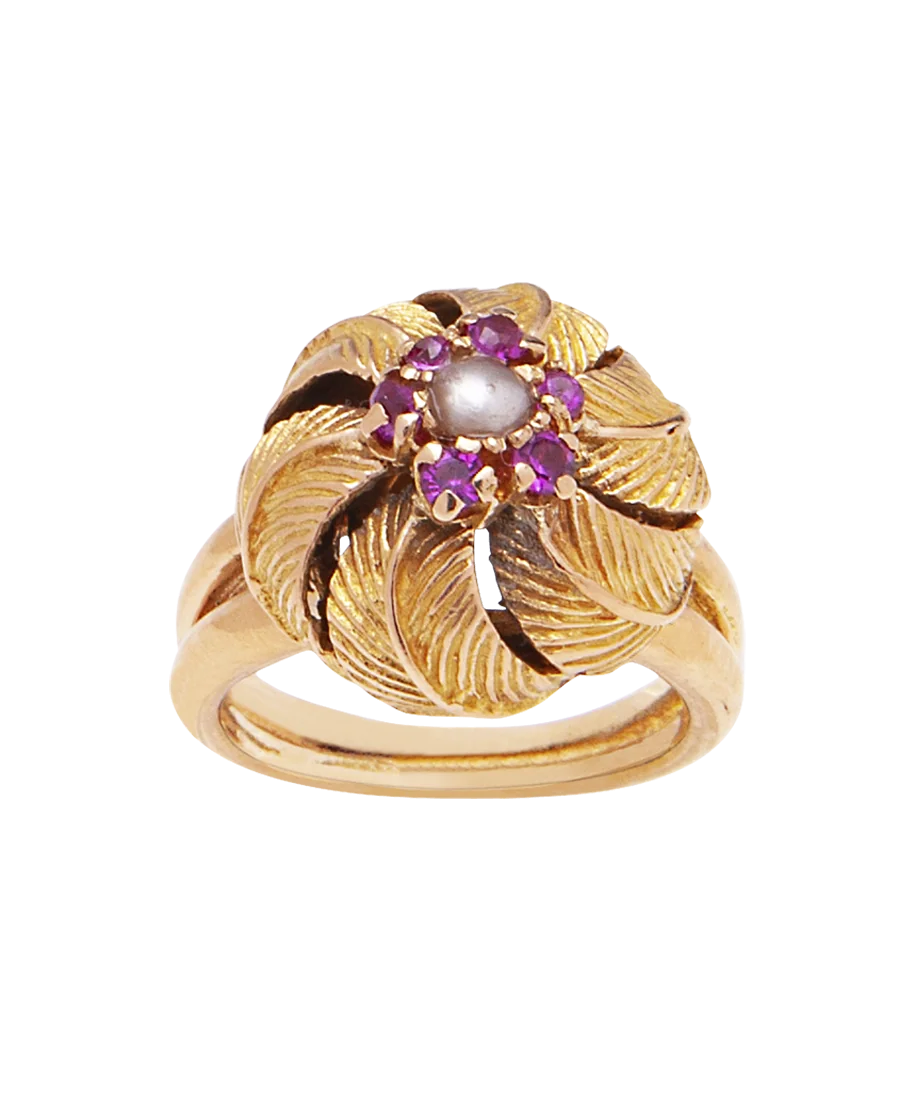 شجرة نخيل مزهرة هو خاتم من الذهب الأصفر عيار 18 قيراط بتصميم زهري. متوفر لدى VIRTU LUXURY.