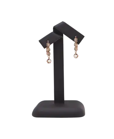 Pendants d'Antan هو زوج من أقراط الأذن من الذهب الوردي. متوفر لدى VIRTU LUXURY.