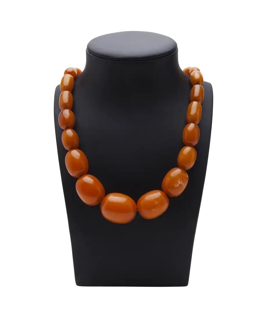 Collier d'Ambre orangé non translucides. Disponible chez VIRTU LUXURY. Collier d'Ambre orangé non translucides. Disponible chez VIRTU LUXURY.