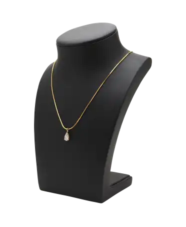 قلادة مع ماسة واحدة على شكل كمثرى. متوفرة لدى VIRTU LUXURY.